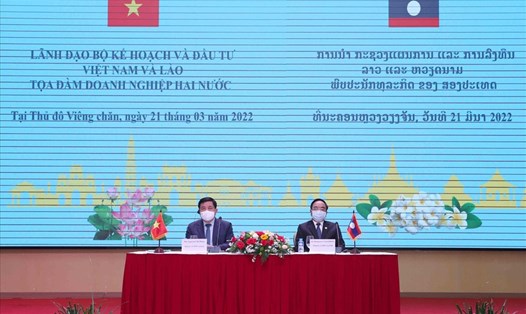 Bộ trưởng Bộ Kế hoạch và Đầu tư 2 nước Việt Nam và Lào chủ trì tọa đàm thúc đẩy triển khai thực hiện các án đầu tư tại Lào. Ảnh: T.Vân
