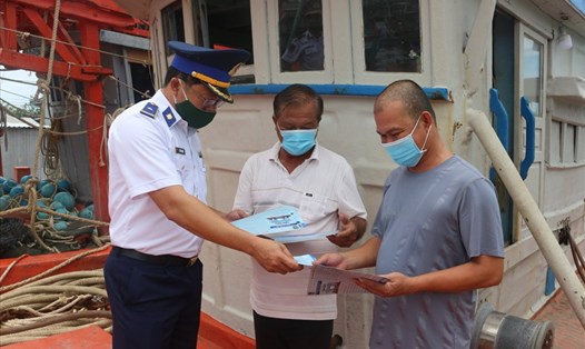 Cảnh sát biển tổ chức phát tờ rơi tuyên truyền cho ngư dân. Ảnh: Hoàng Dung