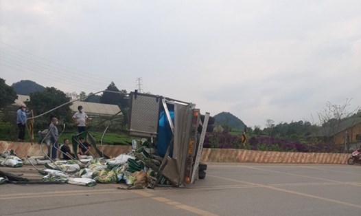 Hiện trường vụ lật xe tải xảy ra tại QL.6, địa phận thị trấn Nông trường Mộc Châu, huyện Mộc Châu, tỉnh Sơn La
Ảnh: CTV