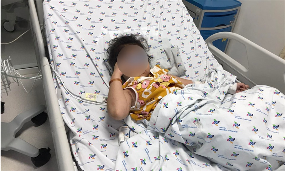 Sau điều trị 3 ngày, tình trạng của trẻ cải thiện dần, hết khó thở, không còn thở ôxy, tỉnh táo. Ảnh: BV