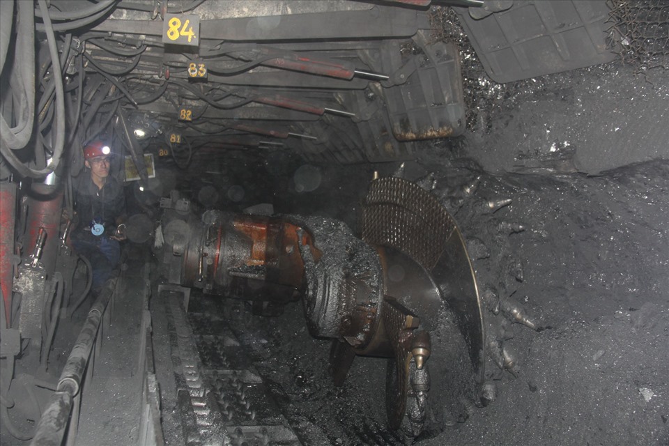 Do ảnh hưởng của dịch bệnh COVID-19, Phân xưởng Khai thác 5 đã kịp thời chỉ đạo, bố trí nhân lực linh hoạt nhằm đảm bảo sản xuất hanh thông. Ảnh: TKV