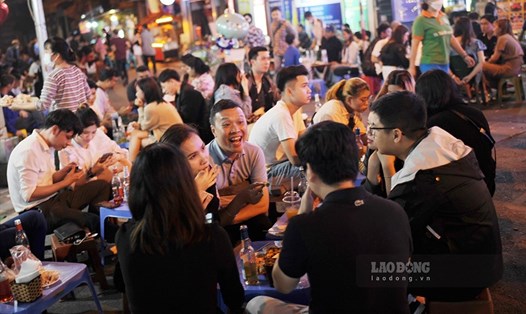 Khu vực phố cổ Hà Nội thu hút lượng lớn người dân và du khách đến ăn uống và vui chơi sau khi quy định cấm bán hàng sau 21h được nới lỏng. Ảnh: Thành Đông