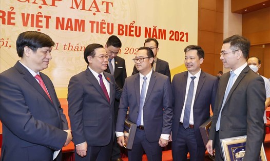 Chủ tịch Quốc hội gặp mặt thầy thuốc trẻ Việt Nam tiêu biểu năm 2021. Ảnh: Thành Chung