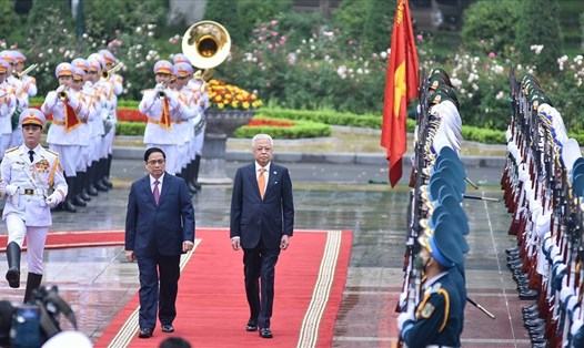 Thủ tướng Phạm Minh Chính chủ trì lễ đón Thủ tướng Malaysia Dato’ Sri Ismail Sabri bin Yaacob. Ảnh: Nhật Hạ