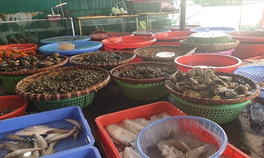 Một quán chuyên hải sản ở thị xã Quảng Yên. Ảnh: Nguyễn Hùng