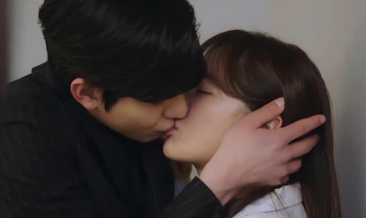 Cảnh hôn gây sốt của Ahn Hyo Seop và Kim Sejeong trong phim “Hẹn hò chốn công sở”. Ảnh: CMH.