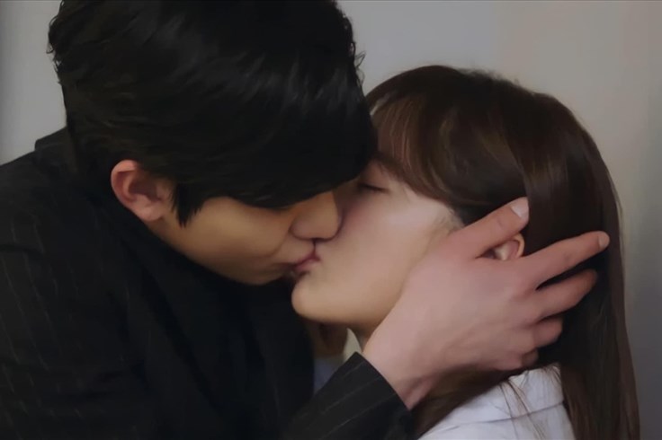 “Hẹn hò chốn công sở”: Fan phát sốt vì nụ hôn của Ahn Hyo Seop, Kim Sejeong