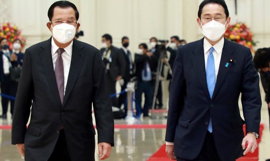 Thủ tướng Nhật Bản Fumio Kishida và Thủ tướng Campuchia Hun Sen. Ảnh: AFP