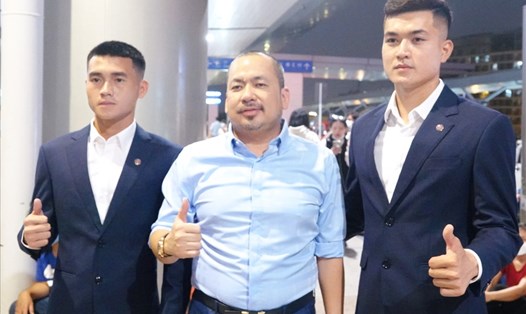 Chủ tịch đội Sài Gòn, ông Trần Hòa Bình (giữa) đến tiễn Bùi Ngọc Long (trái) và Nguyễn Văn Sơn sang FC Azul Numazu thi đấu. Ảnh: Nguyễn Đăng