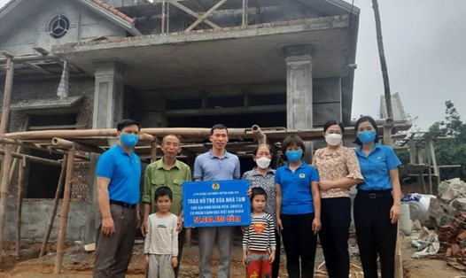 Đại diện lãnh đạo LĐLĐ huyện Hàm Yên trao hỗ trợ tới gia đình anh Nghị. Ảnh: CĐHY