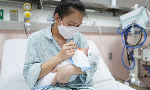 Em bé sinh non 26 tuần đang ăn sữa từ Ngân Hàng Sữa Mẹ khi mẹ ruột tạm thời chưa có đủ sữa. Ảnh: BVCC