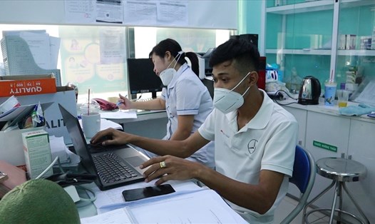 Trạm Y tế phường 22, quận Bình Thạnh đang làm thủ tục cho F0. Ảnh: Nguyễn Ly