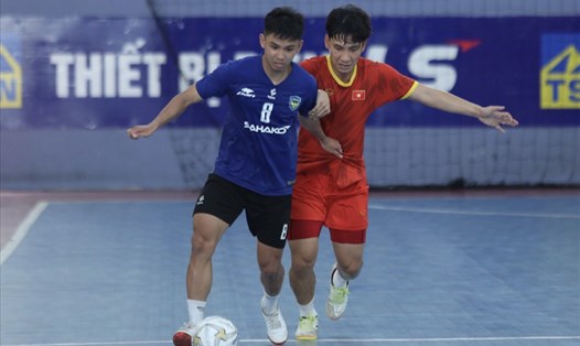 Tuyển futsal Việt Nam (áo đỏ) thi đấu giao hữu với Sahako sáng 22.3. Ảnh: Thanh Vũ