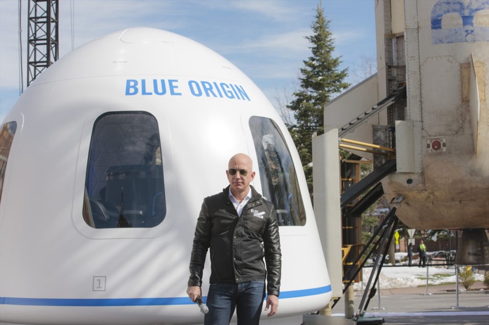 Blue Origin engineer substitute - Nếu bạn là một kỹ sư đam mê nghiên cứu trong lĩnh vực vũ trụ và đang tìm kiếm một nơi để trau dồi kỹ năng của mình, Blue Origin đang chờ đón bạn! Với chương trình thế chỗ hành khách bằng kỹ sư, bạn sẽ được trải nghiệm khám phá vũ trụ trực tiếp cùng đội ngũ chuyên gia tài ba của Blue Origin. Đừng bỏ lỡ cơ hội này để tiếp cận với vũ trụ.