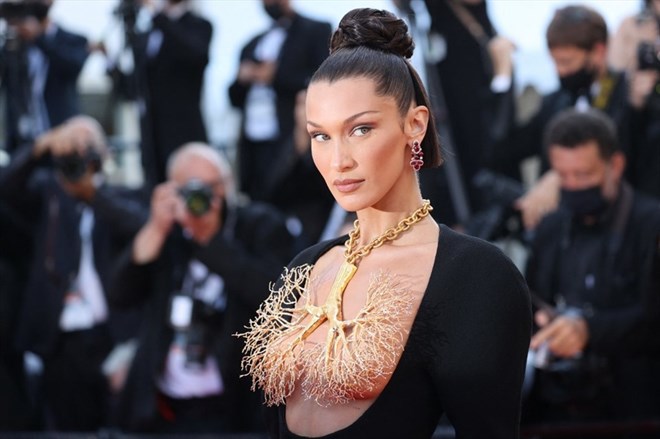 Bella Hadid is tired of rumors about her addiction to plastic surgery