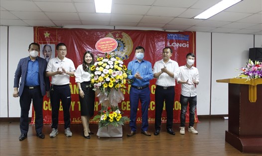 Lãnh đạo Công đoàn Các khu công nghiệp tỉnh Bắc Giang tặng hoa chúc mừng Ban Chấp hành công đoàn lâm thời công ty. Ảnh: Đỗ Trọng