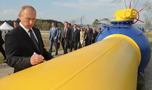 Ông Vladimir Putin ký tên vào một đường ống dẫn khí đốt tự nhiên ở Vladivostok năm 2011. Ảnh: AFP