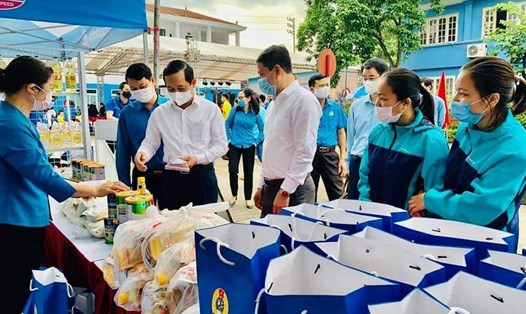 Cán bộ công đoàn tỉnh Thái Nguyên kiểm tra chất lượng sản phẩm tại phiên chợ công nhân. Ảnh: CĐTN