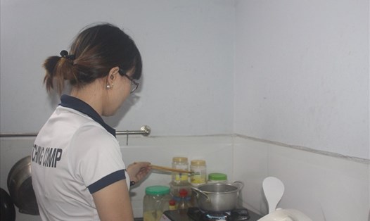 Một nữ công nhân ở Đồng Nai chuẩn bị bữa ăn. Ảnh: Hà Anh Chiến