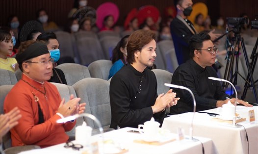 Diễn viên Đoàn Minh Tài làm giám khảo cuộc thi "Duyên dáng áo dài". Ảnh: NSCC.
