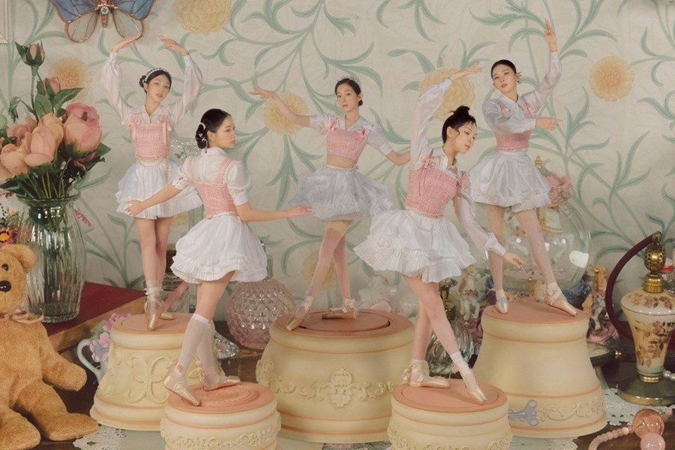 Mini album "The ReVe Festival 2022 - Feel My Rhythm" của Red Velvet đạt được nhiều thành tích cao trên các bảng xếp hạng. Ảnh: SM Entertainment Mini album "The ReVe Festival 2022 - Feel My Rhythm" của Red Velvet đạt được nhiều thành tích cao trên các bảng xếp hạng. Ảnh: SM Entertainment