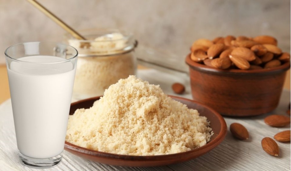 Mặt nạ sữa tươi và hạnh nhân giúp tẩy tế bào chết trên da. Đồ họa: Thanh Ngọc