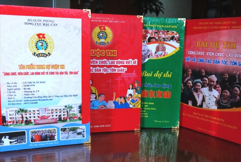 Một số bài dự thi Cuộc thi “Công chức, viên chức, lao động viết về công tác dân tộc, tôn giáo”. Ảnh: Tấn Đạt
