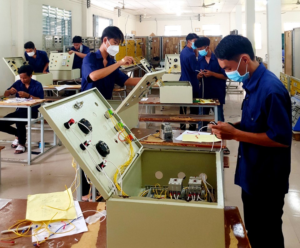 Hỗ trợ học nghề để chuyển đổi nghề cho người đồng bào dân tộc thiểu số. Ảnh: Ái Vân