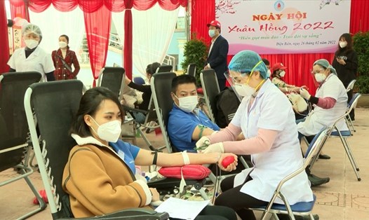Ngày hội Xuân hồng năm 2022 thu hút đông đảo đoàn viên, CNVCLĐ tham gia hiến máu. Ảnh: Ái Vân