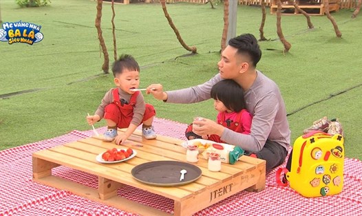Khắc Việt và 2 con sinh đôi cùng thử thách trong gameshow "Mẹ vắng nhà Ba là siêu nhân". Ảnh: NVCC