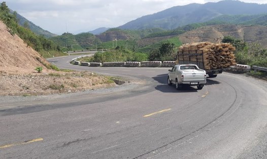 Quốc lộ 26 nối Đắk Lắk và Khánh Hòa đang là tuyến đường nhỏ, hẹp, các phương tiện phải mất nhiều thời gian để di chuyển. Ảnh: T.X