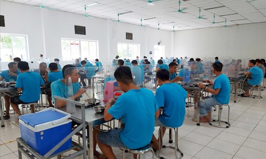 Giờ ăn ca của người lao động trong hệ thống Công đoàn Dệt May Việt Nam. Ảnh: CĐN