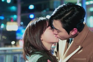 Cảnh hôn xúc động của cặp đôi chính phim “Hẹn hò chốn công sở”. Ảnh: CMH