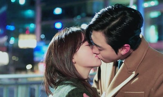 Cảnh hôn xúc động của cặp đôi chính phim “Hẹn hò chốn công sở”. Ảnh: CMH