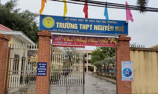 Sự việc nữ sinh bị bạn đánh hội đồng xảy ra ngoài cổng trường THPT Nguyễn Huệ. Ảnh: Mai Dung