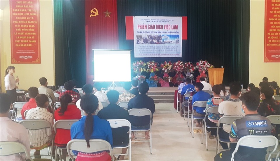 Trung tâm Dịch vụ việc làm tỉnh Lào Cai tổ chức phiên giao dịch việc làm cho đồng bào vùng sâu, vùng xa đầu năm Nhâm Dần. Ảnh: Trần Vương