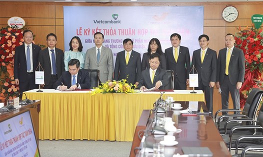 Lễ ký Thỏa thuận hợp tác toàn diện giữa Vietcombank và Vietnam Post.