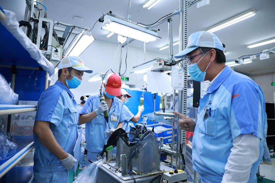 Người lao động hăng hái tham gia các phong trào thi đua, phát huy sáng kiến cải tiến kỹ thuật trong lao động sản xuất. Ảnh: P.Đ