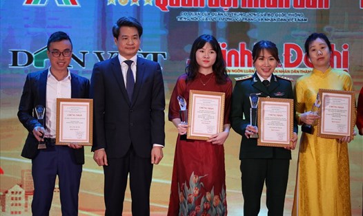 Nhà báo Nguyễn Hà - Báo Lao Động (giữa) và các tác giả nhận Giải C Giải Báo chí về phát triển văn hóa và xây dựng người Hà Nội thanh lịch, văn minh lần thứ IV- năm 2021 tại buổi lễ. Ảnh: PV