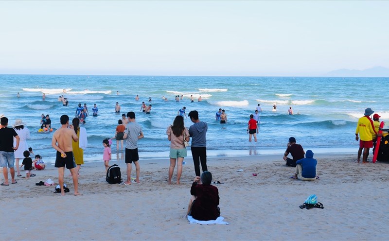 Các bãi biển ở Đà Nẵng sôi động hẳn vào mùa du lịch. Ảnh: Nguyễn Linh