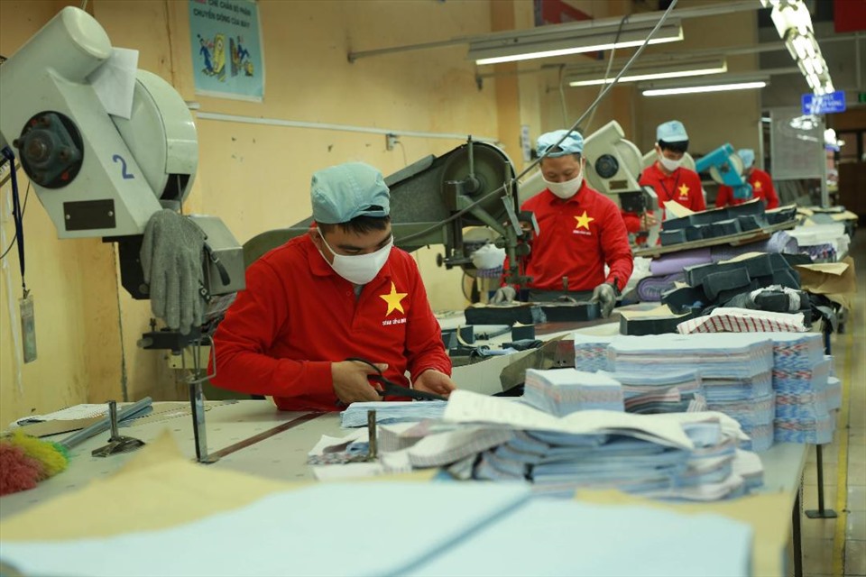 Công nhân công ty May 10. Ảnh: Song Minh