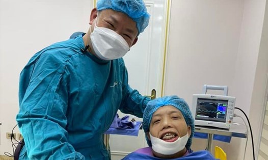 Ts.Bs Trịnh Đức Mậu cùng bệnh nhân Trần Thị Hoài. Ảnh BV