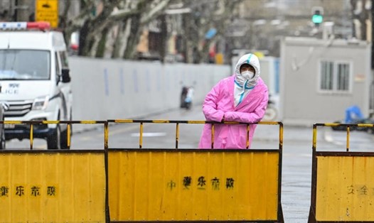 Người dân Trung Quốc đang lo lắng chuẩn bị nhu yếu phẩm đề phòng lệnh đóng cửa được ban bố. Ảnh: AFP