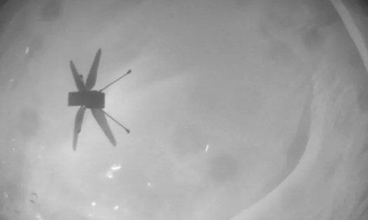 Trực thăng Ingenuity chụp ảnh bóng của chính nó trong chuyến bay thứ 22. Ảnh: NASA/JPL-Caltech
