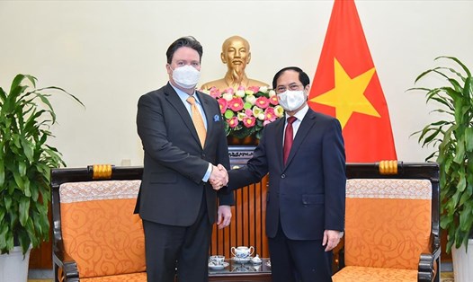 Bộ trưởng Ngoại giao Bùi Thanh Sơn (phải) tiếp xã giao Đại sứ Mỹ tại Việt Nam Marc Knapper. Ảnh: BNG