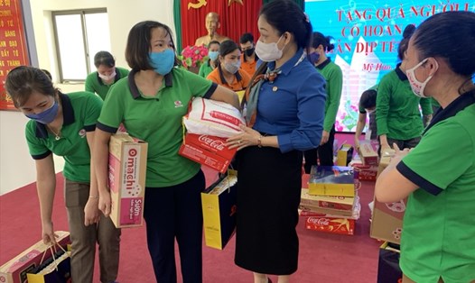 Bà Nguyễn Thị Thanh Tuyết - Chủ tịch LĐLĐ tỉnh Hưng Yên tặng quà, động viên người lao động. Ảnh: Thu Nguyệt
