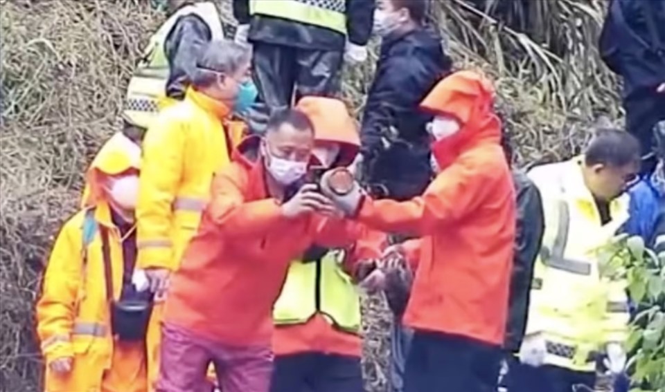 Tìm thấy hộp đen máy bay Trung Quốc gặp nạn. Ảnh: Xinhua