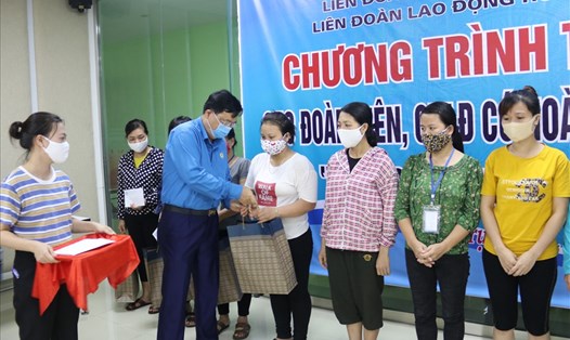 Ông Vũ Văn Nghĩa - Chủ tịch LĐLĐ tỉnh Nam Định tặng quà cho người lao động có hoàn cảnh khó khăn. Ảnh: CĐNĐ