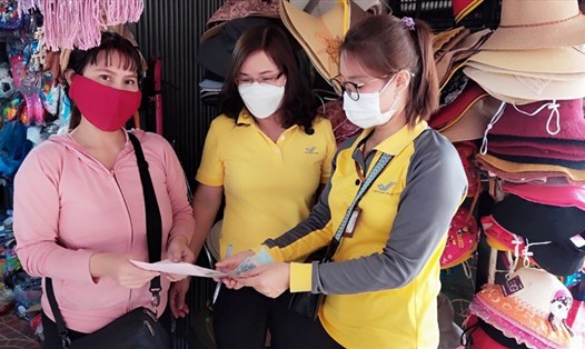 Nhân viên bưu điện Phú Yên đến từng nhà hỗ trợ tư vấn tham gia bảo hiểm y tế tự nguyện. Ảnh: Phương Uyên