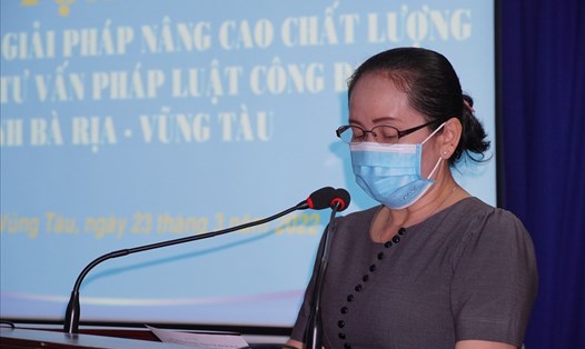 Bà Tạ Thị Hồng Hà - Phó Chủ tịch thường trực LĐLĐ tỉnh phát biểu khai mạc buổi tọa đàm. Ảnh: T.A